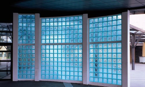 paroi en briques de verre nuagées bleu azur