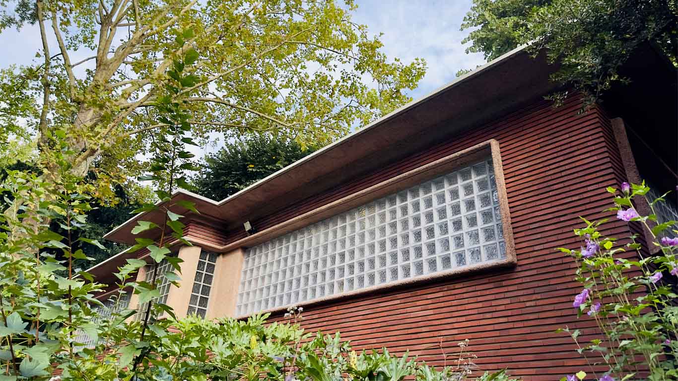 chapeau rouge maison en briques de verre écaille