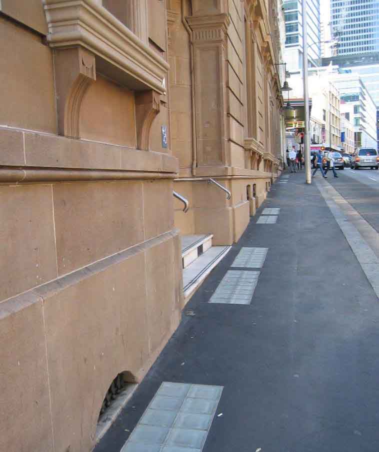 Pavé sur rue donnant de la lumière en sous-sol