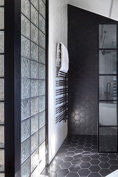 mur de salle de bain en briques de verre